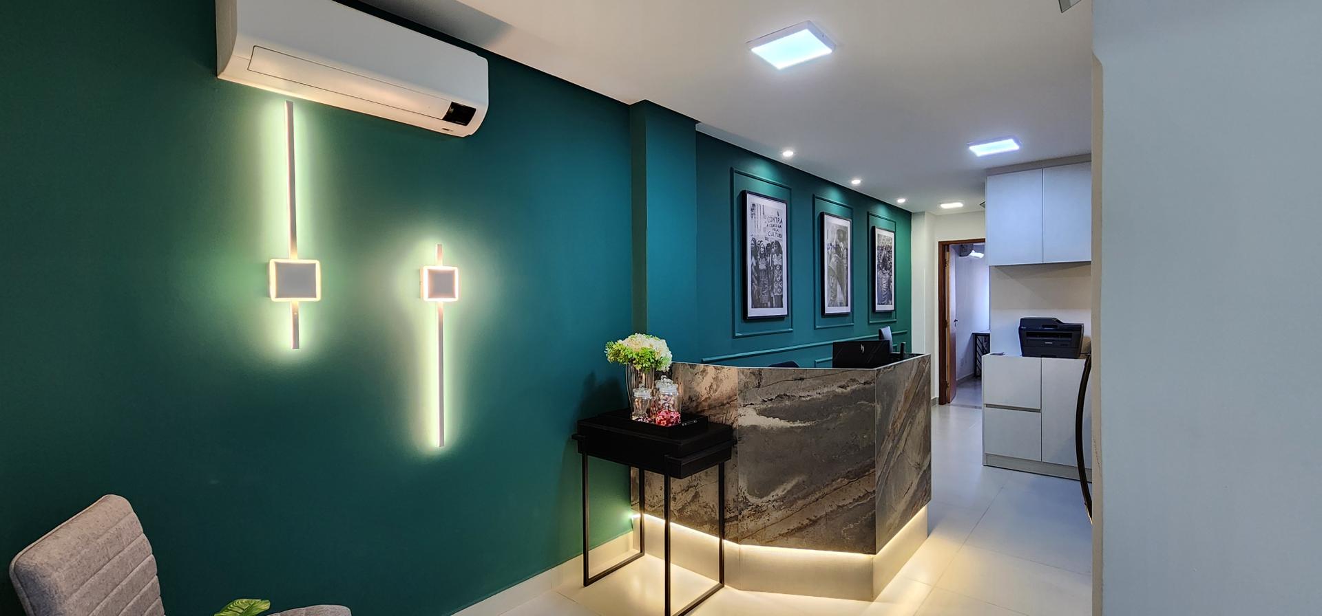 Mesa de escritório jurídico em madeira escura com balança da justiça em destaque, martelo de juiz ao lado e documento com caneta sobre a mesa, ao fundo estante de livros e iluminação quente, transmitindo profissionalismo e seriedade.